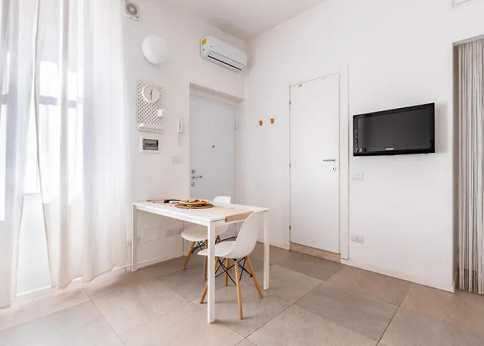 Cosy With Shared Terrace! شقة ميلان